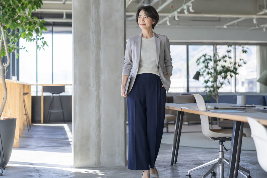 カジュアルジャケットを取り入れた仕事服