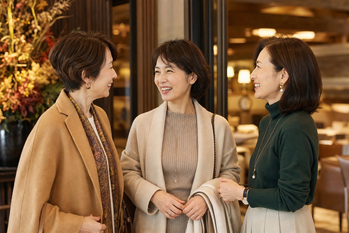 久しぶりの同窓会で再会する50代女性